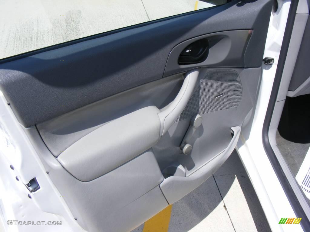 2005 Focus ZX4 S Sedan - Cloud 9 White / Dark Flint/Light Flint photo #27