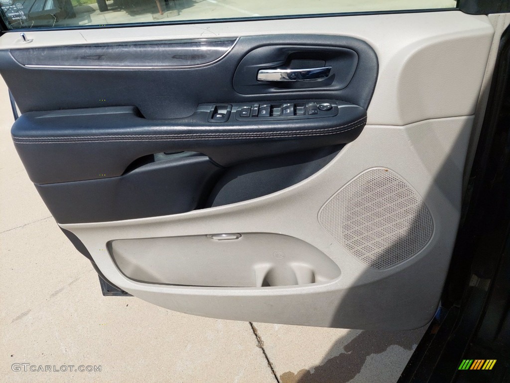 2014 Town & Country Touring - Maximum Steel Metallic / Black/Light Graystone photo #9