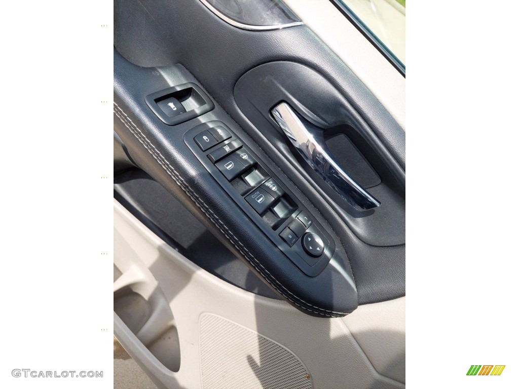 2014 Town & Country Touring - Maximum Steel Metallic / Black/Light Graystone photo #10