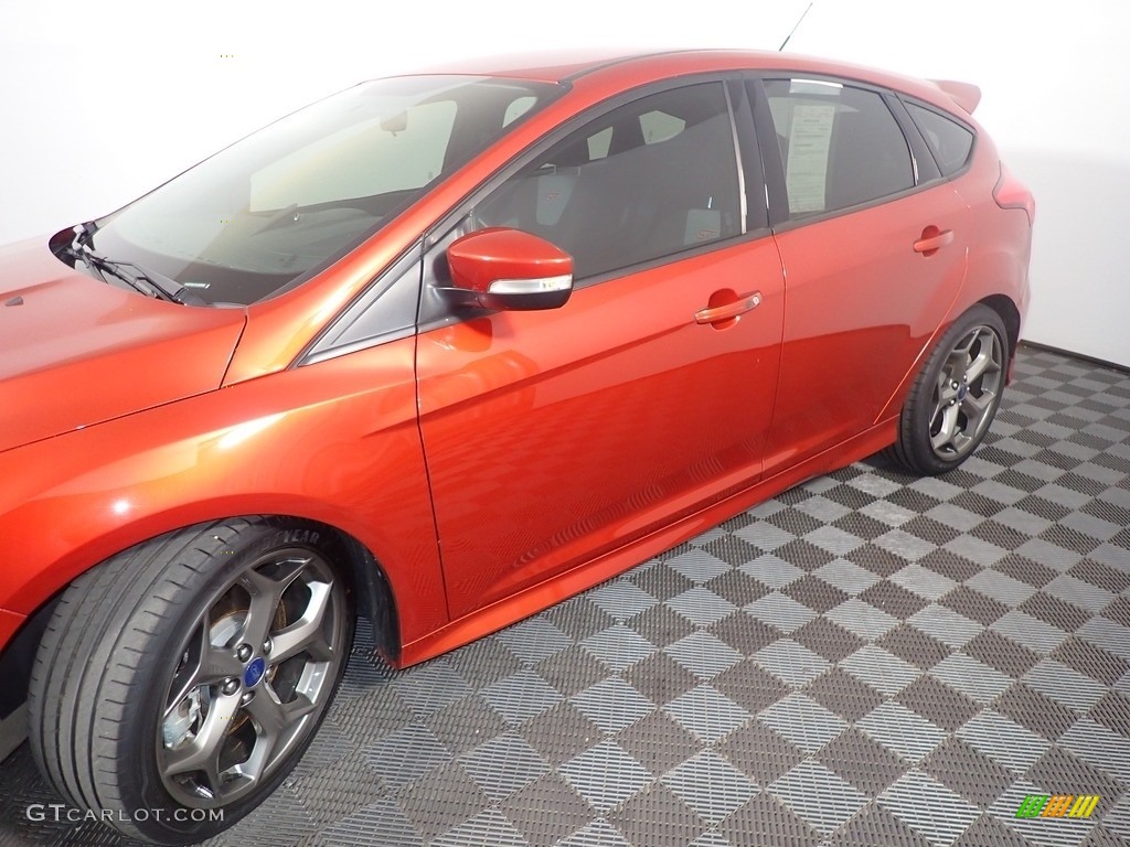 2018 Focus ST Hatch - Hot Pepper Red / Charcoal Black photo #10