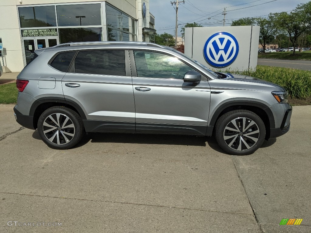 Pyrite Silver Metallic 2022 Volkswagen Taos SE 4Motion Exterior Photo #142436655