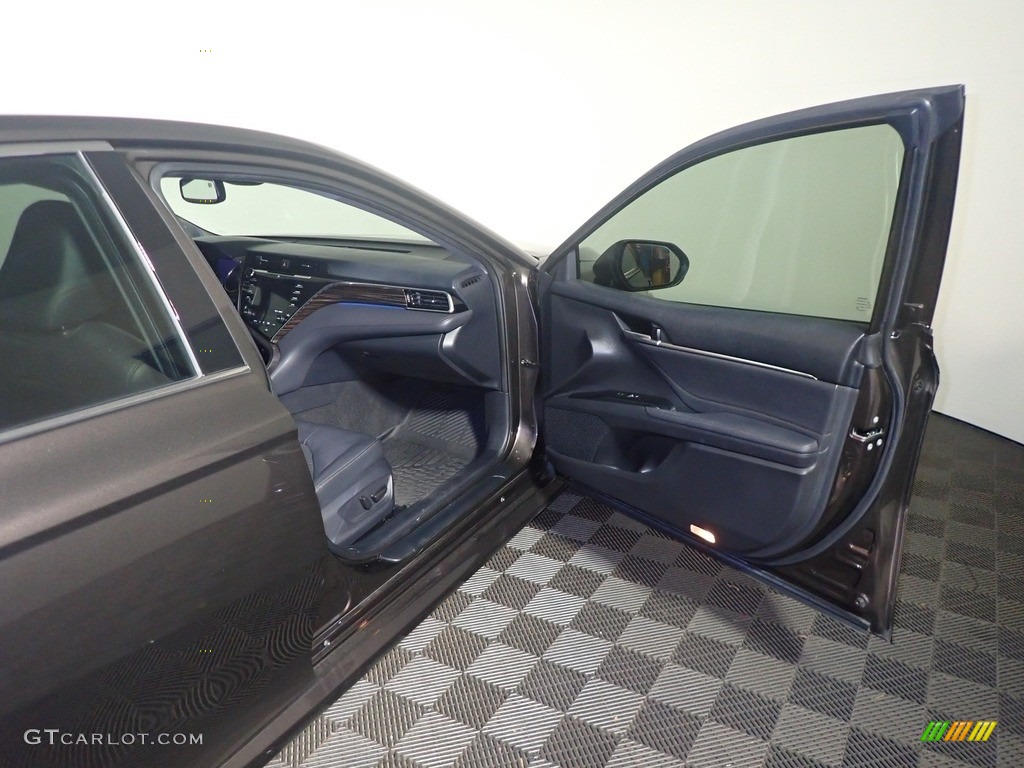 2018 Camry XLE - Brownstone / Black photo #40