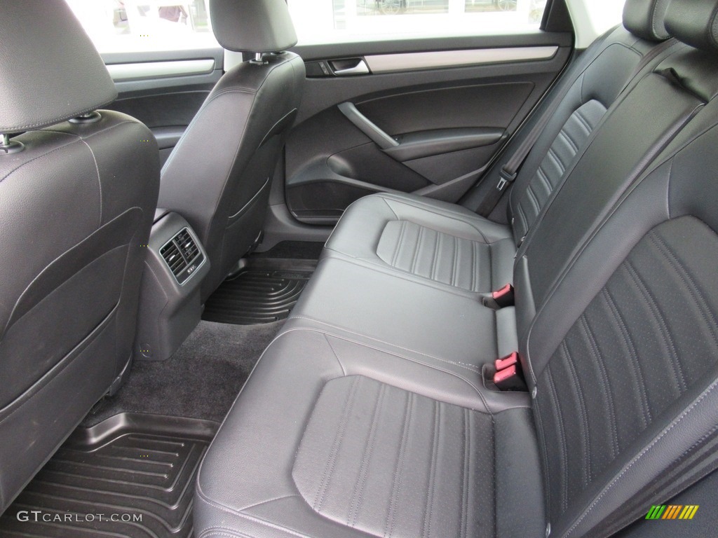 2015 Volkswagen Passat SE Sedan Rear Seat Photo #142458956