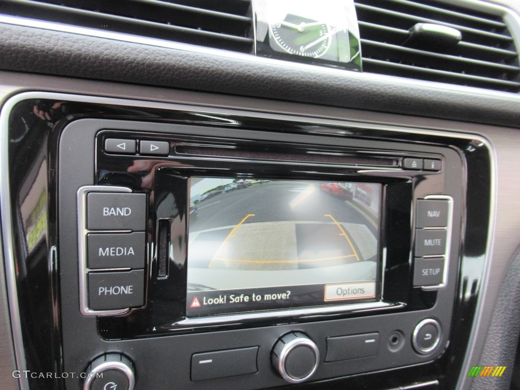 2015 Volkswagen Passat SE Sedan Controls Photos