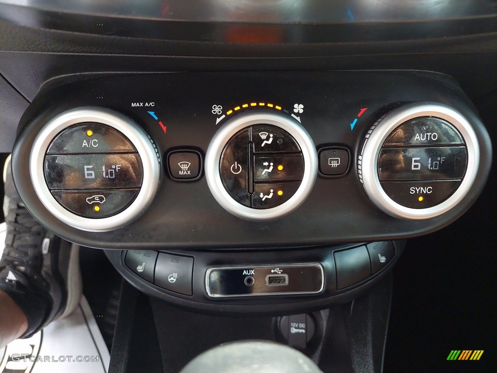 2016 Fiat 500X Lounge Controls Photo #142493376