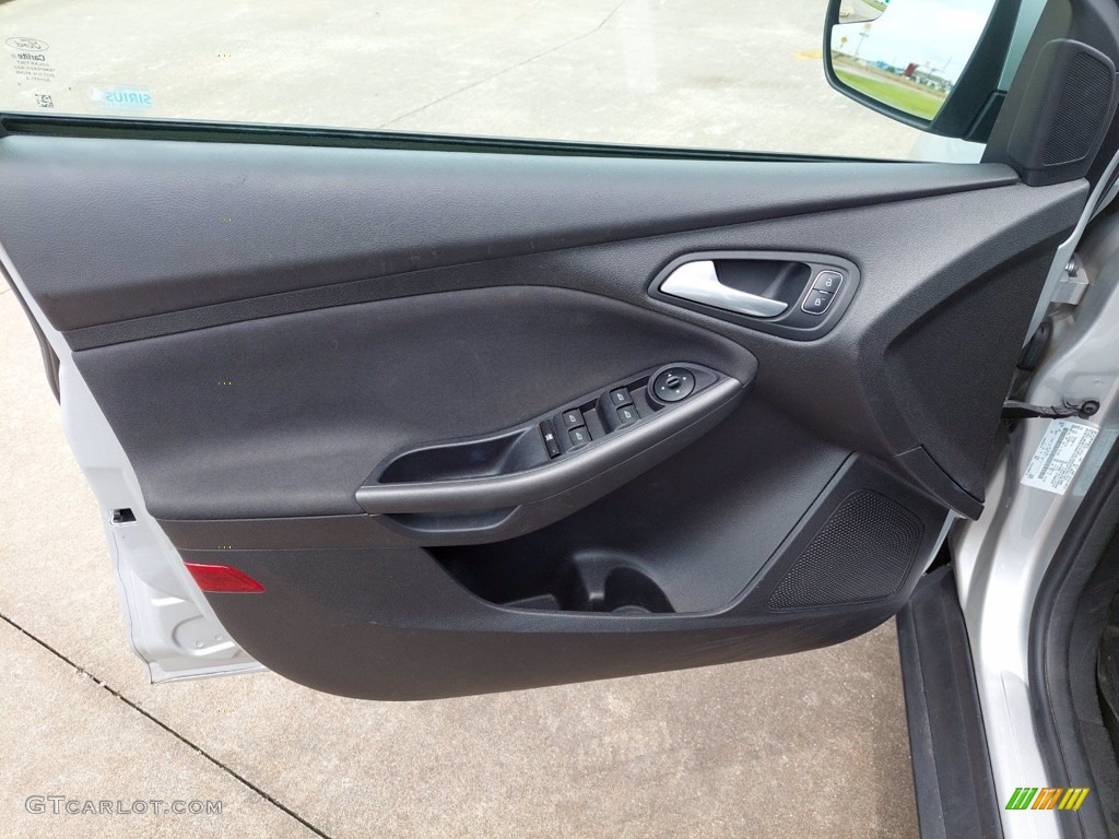 2015 Focus SE Hatchback - Ingot Silver Metallic / Charcoal Black photo #11