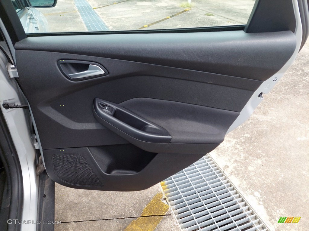 2015 Focus SE Hatchback - Ingot Silver Metallic / Charcoal Black photo #25