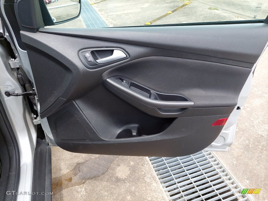 2015 Focus SE Hatchback - Ingot Silver Metallic / Charcoal Black photo #27