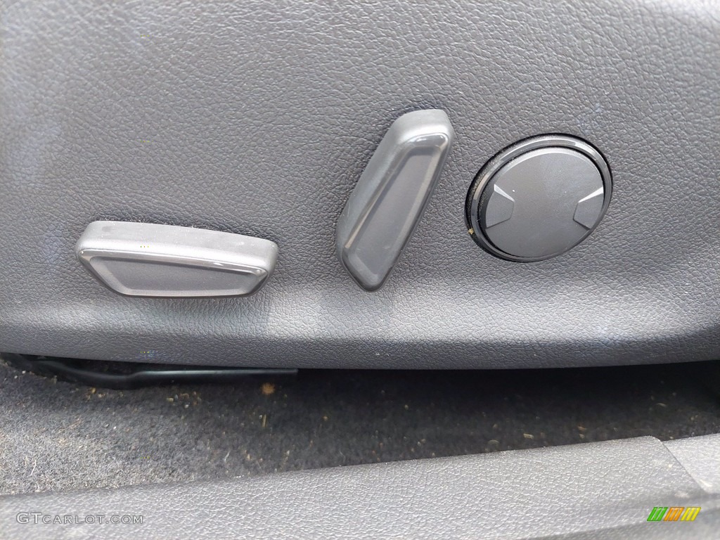 2015 Focus SE Hatchback - Ingot Silver Metallic / Charcoal Black photo #30