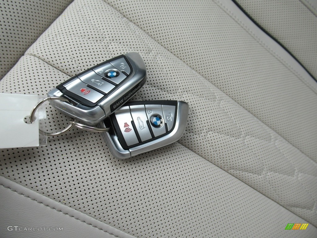 2021 BMW X7 xDrive40i Keys Photos