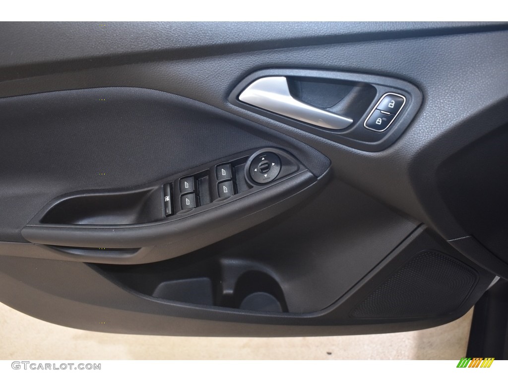 2016 Focus SE Hatch - Oxford White / Charcoal Black photo #10