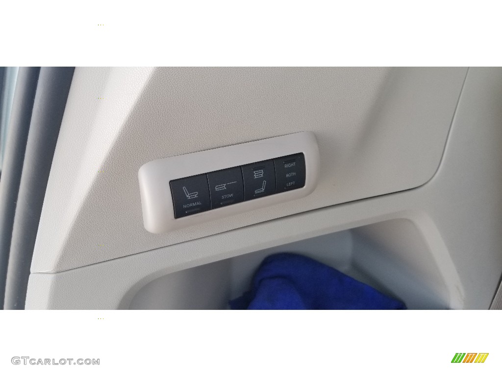 2009 Town & Country Touring - Clearwater Blue Pearl / Medium Pebble Beige/Cream photo #24