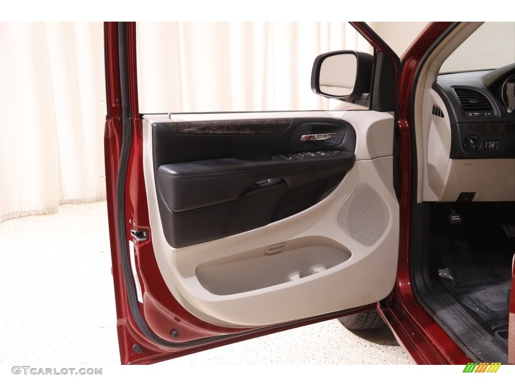 2011 Grand Caravan Crew - Deep Cherry Red Crystal Pearl / Black/Light Graystone photo #4