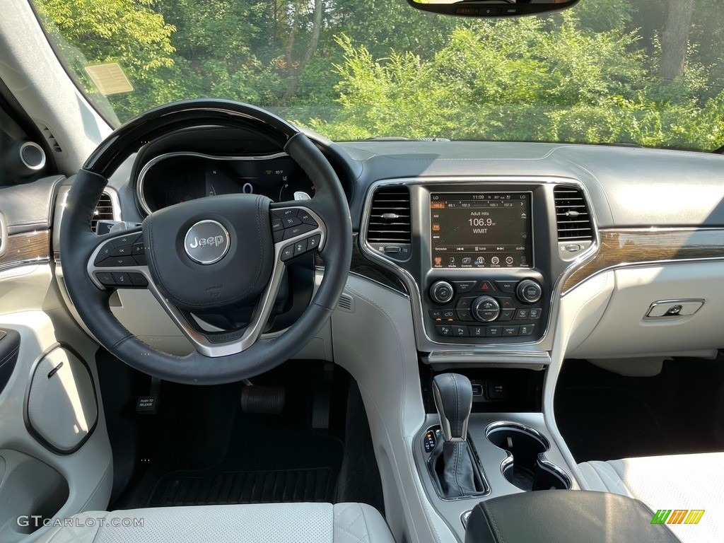 2017 Jeep Grand Cherokee Summit 4x4 Dashboard Photos