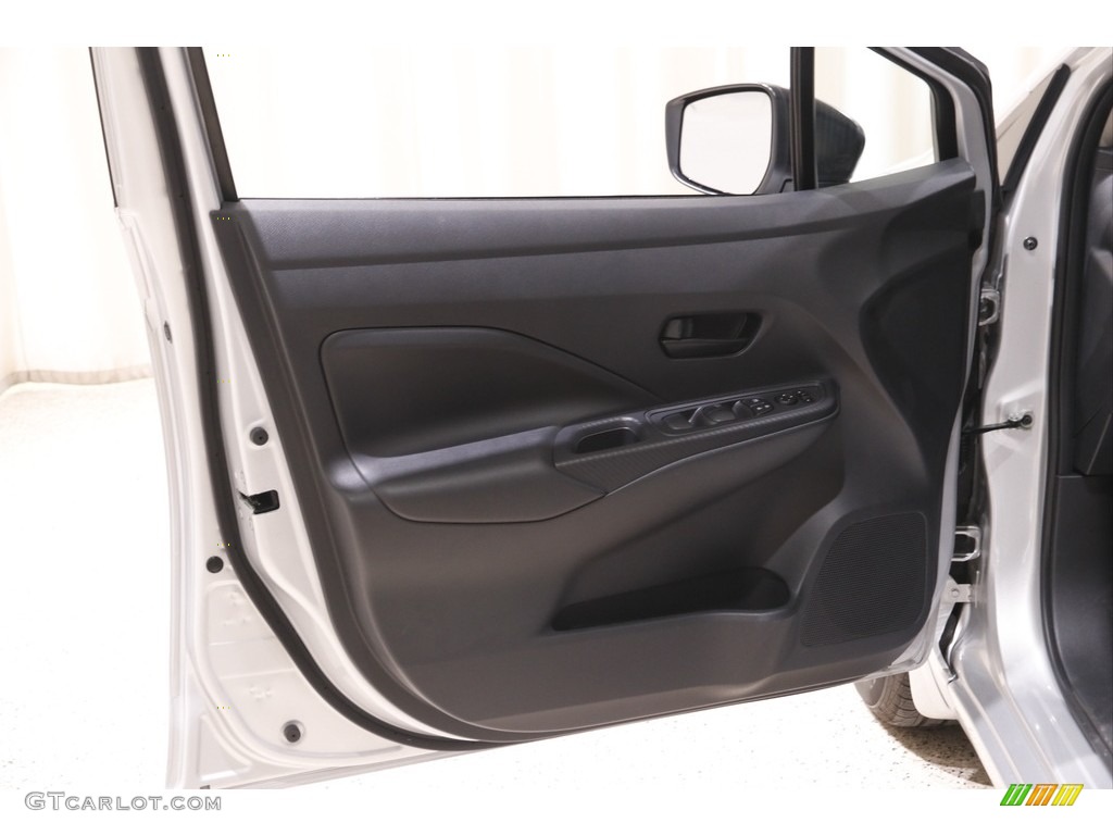 2020 Nissan Versa S Charcoal Door Panel Photo #142591946