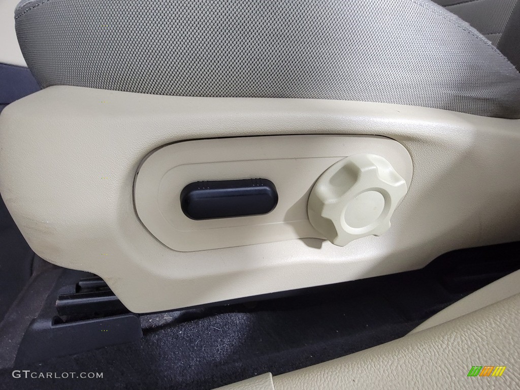 2013 Ford Taurus SE Front Seat Photo #142609517