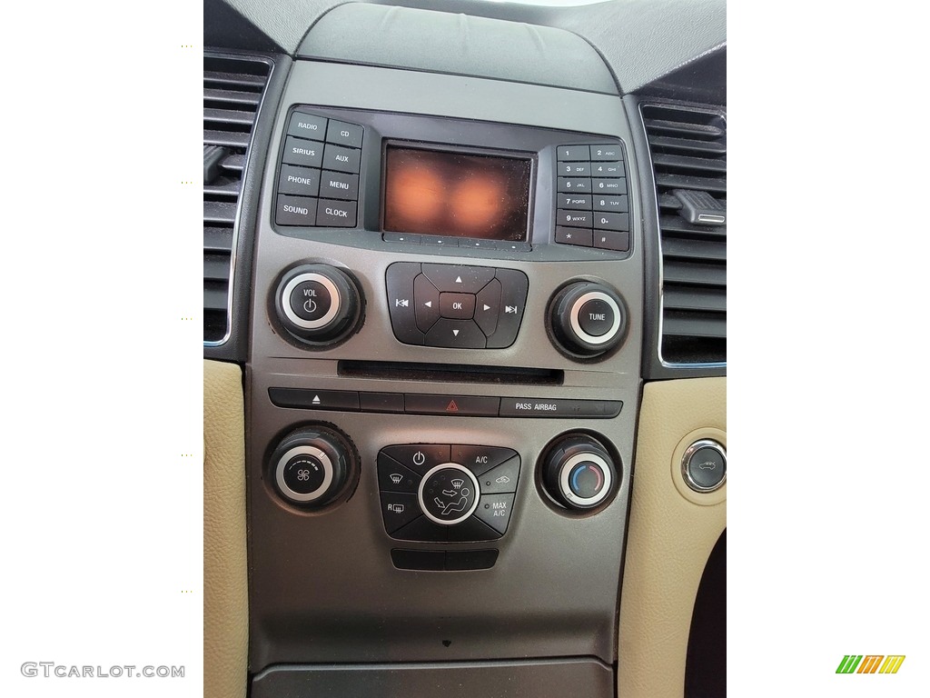 2013 Ford Taurus SE Controls Photos