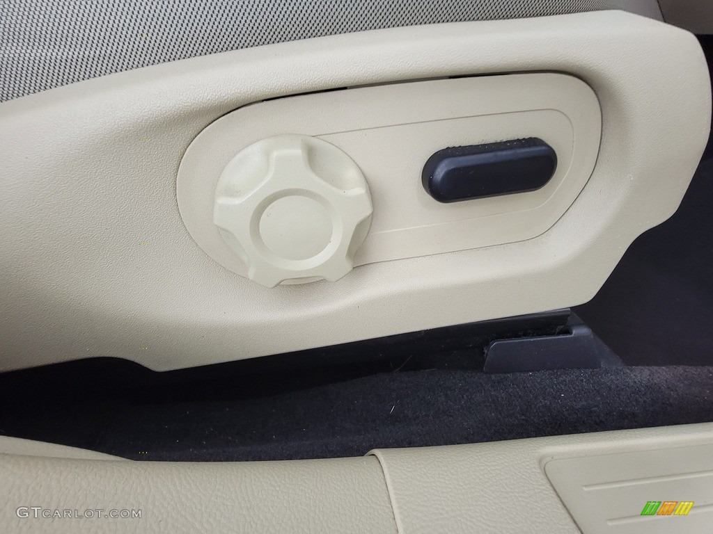 2013 Ford Taurus SE Front Seat Photo #142609622