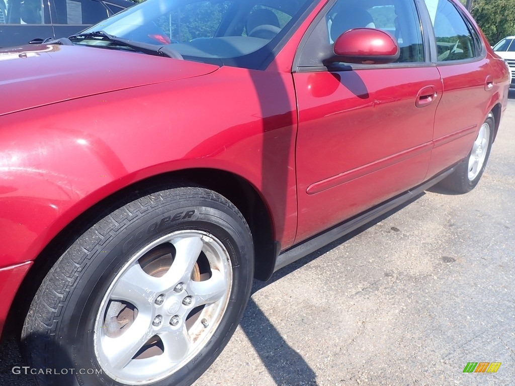 2003 Taurus SE - Matador Red Metallic / Dark Charcoal photo #8