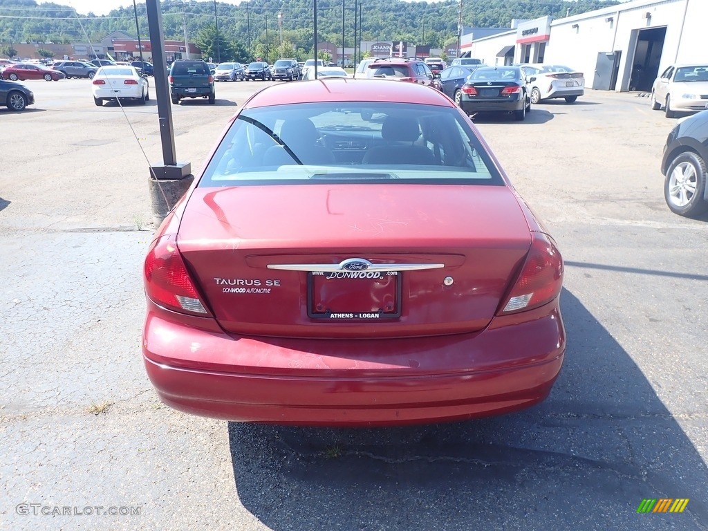 2003 Taurus SE - Matador Red Metallic / Dark Charcoal photo #10
