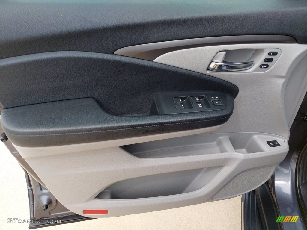 2019 Honda Pilot EX-L Gray Door Panel Photo #142618606