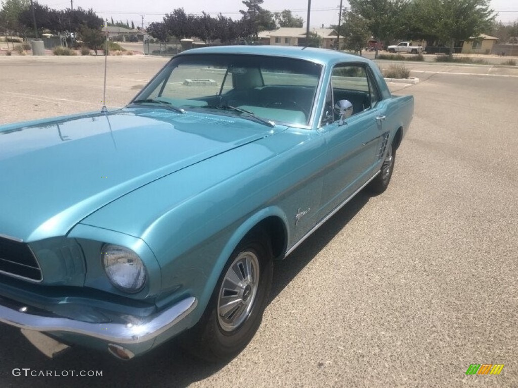 Tahoe Turquoise Ford Mustang