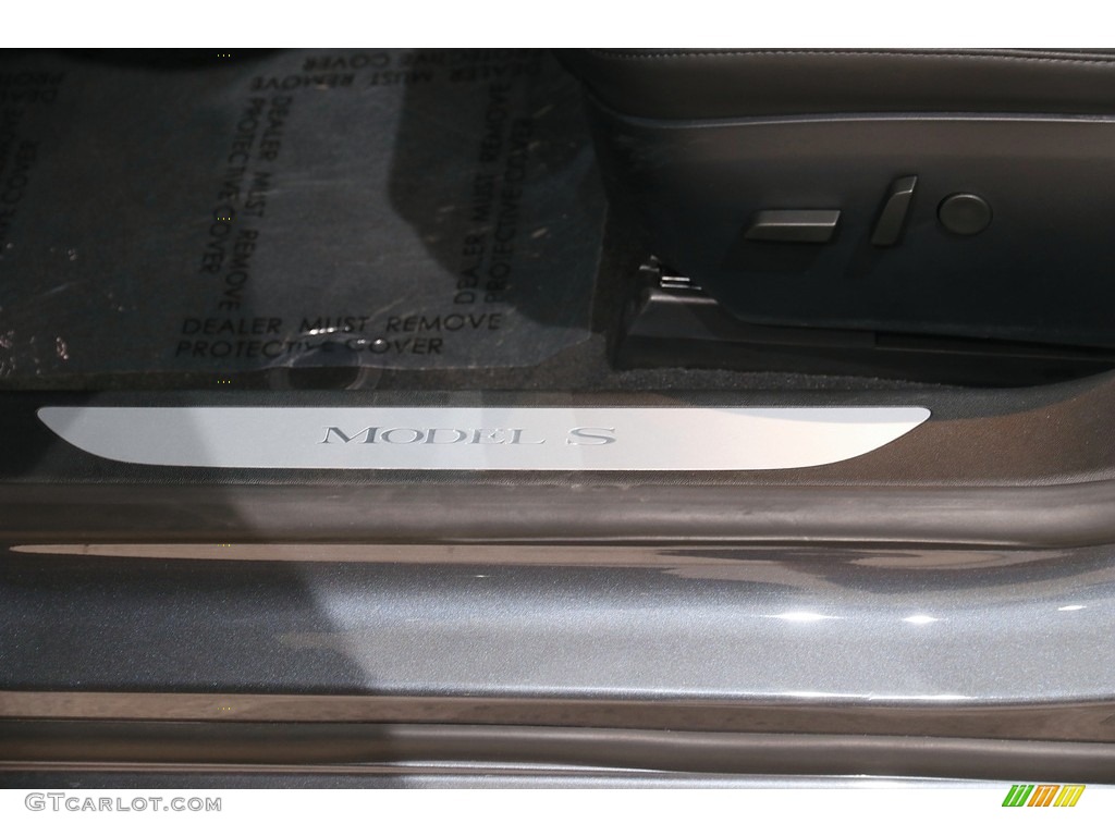 2020 Tesla Model S Long Range Plus Marks and Logos Photos