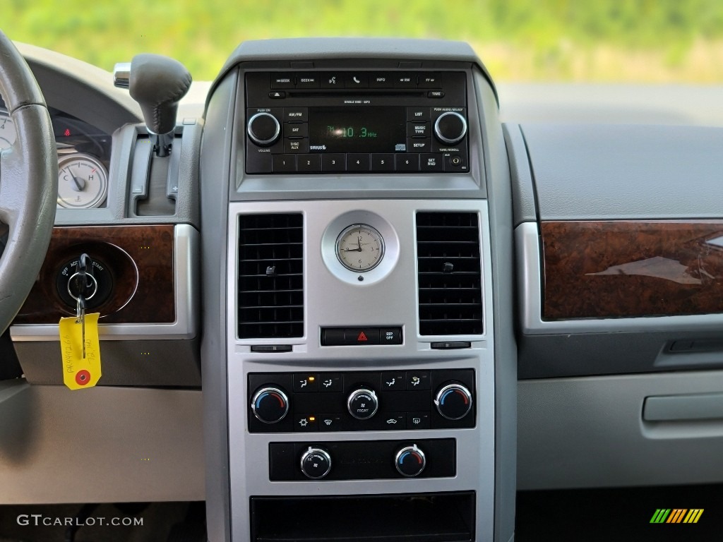 2010 Town & Country Touring - Stone White / Medium Slate Gray/Light Shale photo #20