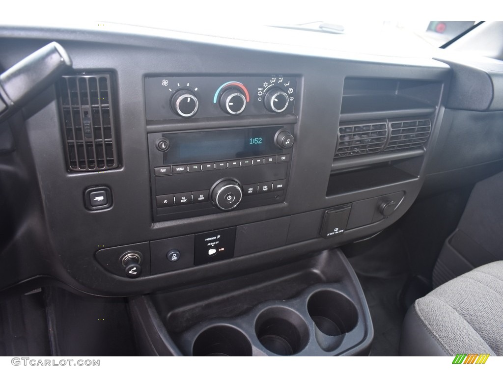 2018 GMC Savana Cutaway 3500 Commercial Moving Truck Controls Photo #142646491