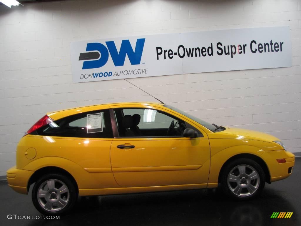2006 Focus ZX3 SES Hatchback - Screaming Yellow / Charcoal/Charcoal photo #3