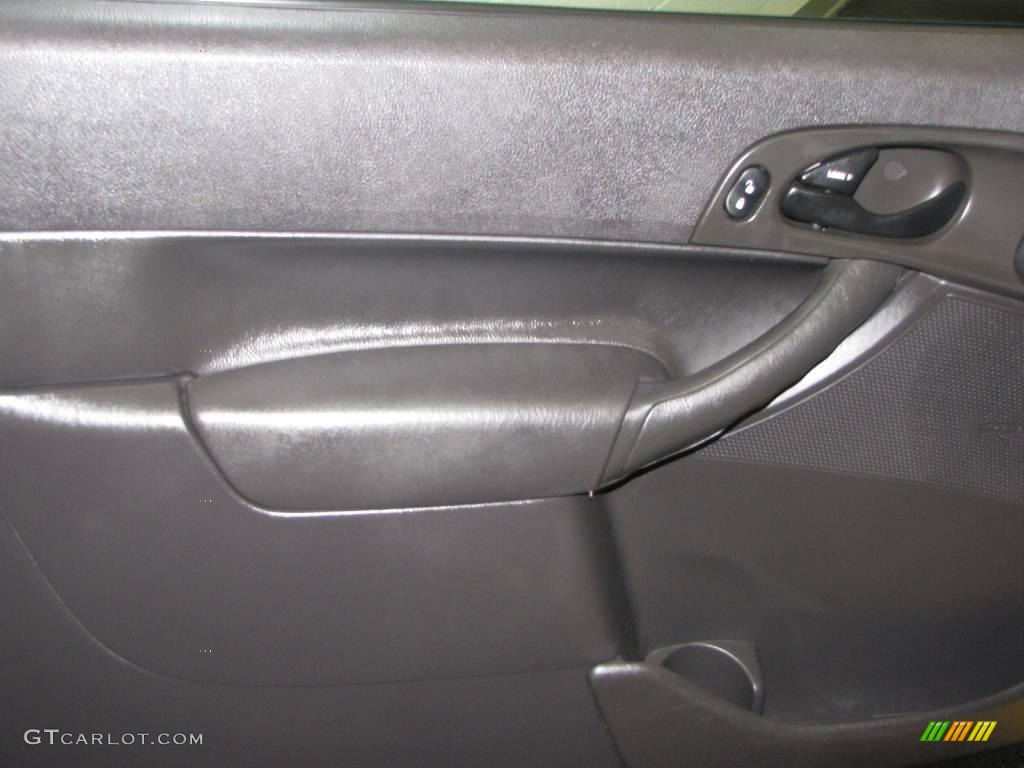 2006 Focus ZX3 SES Hatchback - Screaming Yellow / Charcoal/Charcoal photo #10