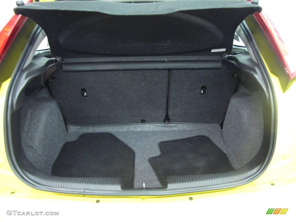 2006 Focus ZX3 SES Hatchback - Screaming Yellow / Charcoal/Charcoal photo #16