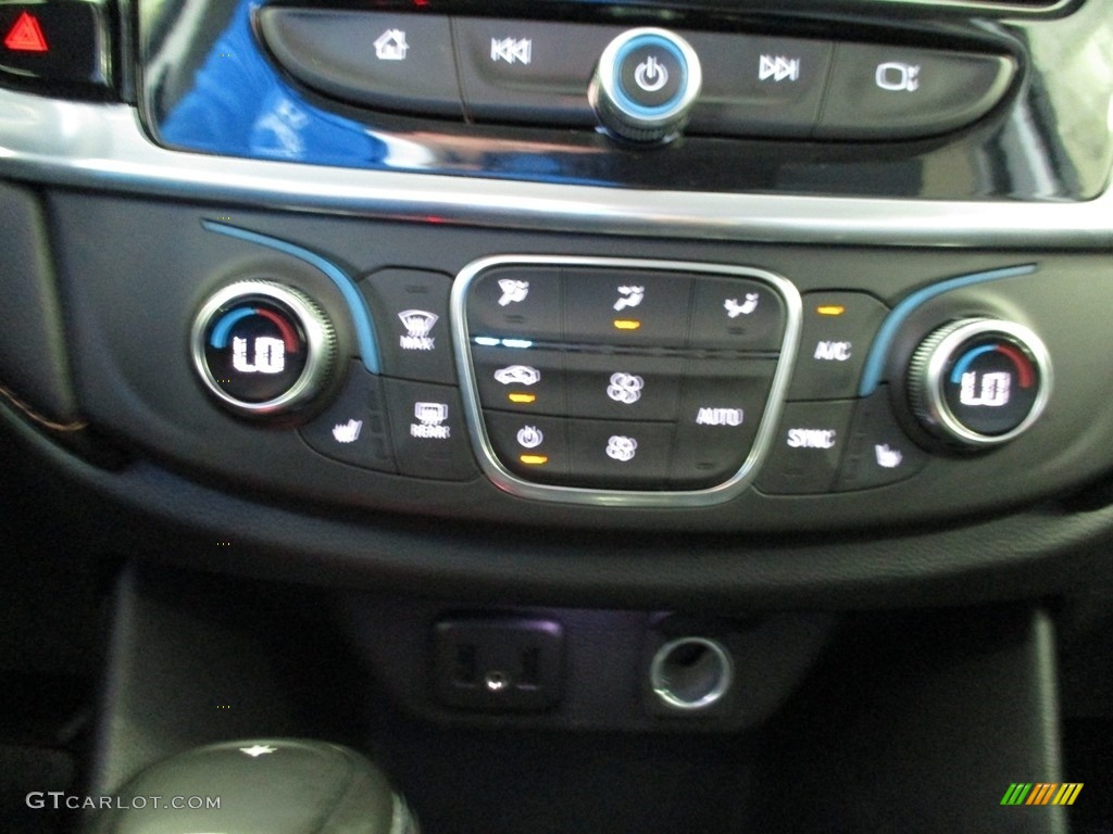 2019 Traverse LT - Black Current Metallic / Jet Black photo #35