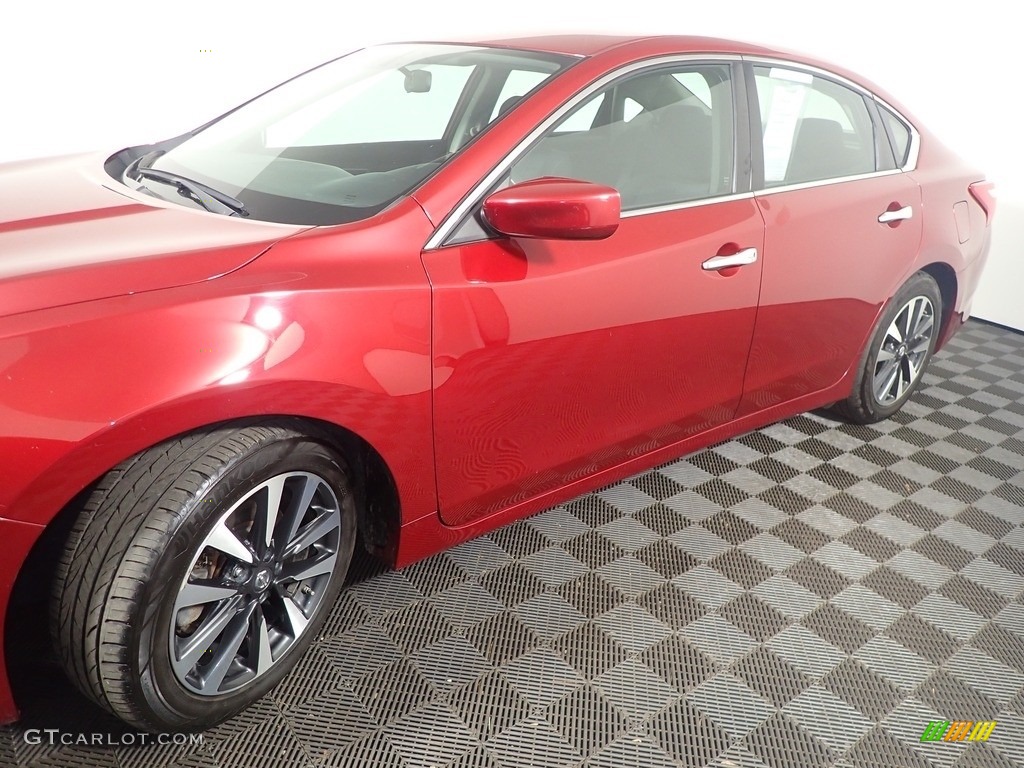 2017 Altima 2.5 SV - Cayenne Red / Charcoal photo #10