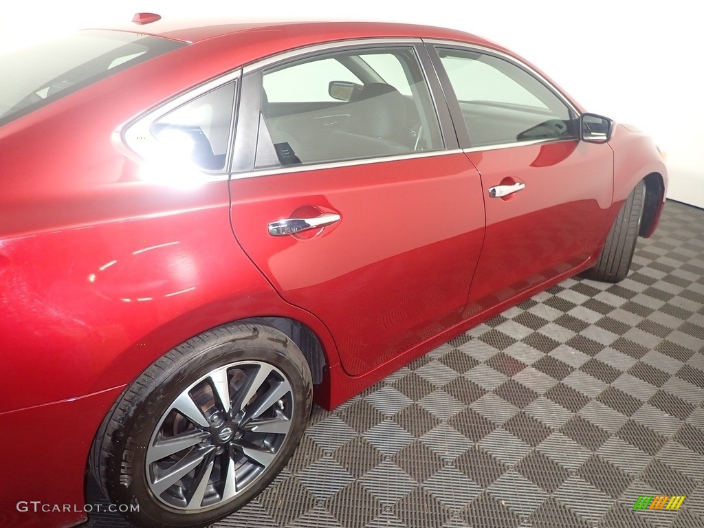 2017 Altima 2.5 SV - Cayenne Red / Charcoal photo #19