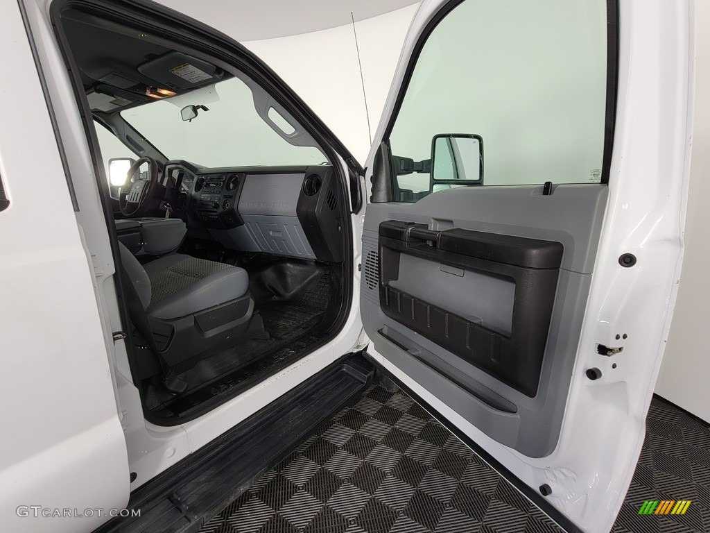2013 F450 Super Duty XL Crew Cab 4x4 Chassis - Oxford White / Steel photo #24