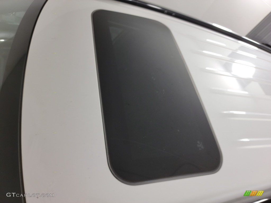 2018 Outlander LE - Diamond White Pearl / Black photo #3