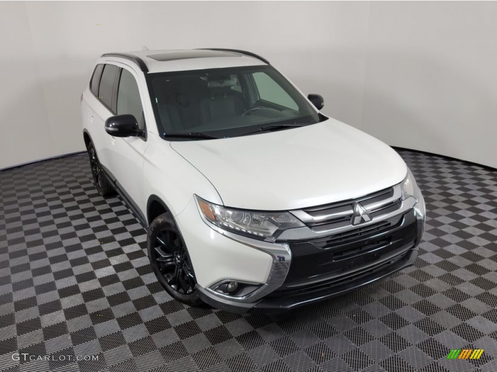 2018 Outlander LE - Diamond White Pearl / Black photo #4