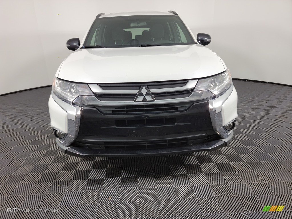 2018 Outlander LE - Diamond White Pearl / Black photo #5