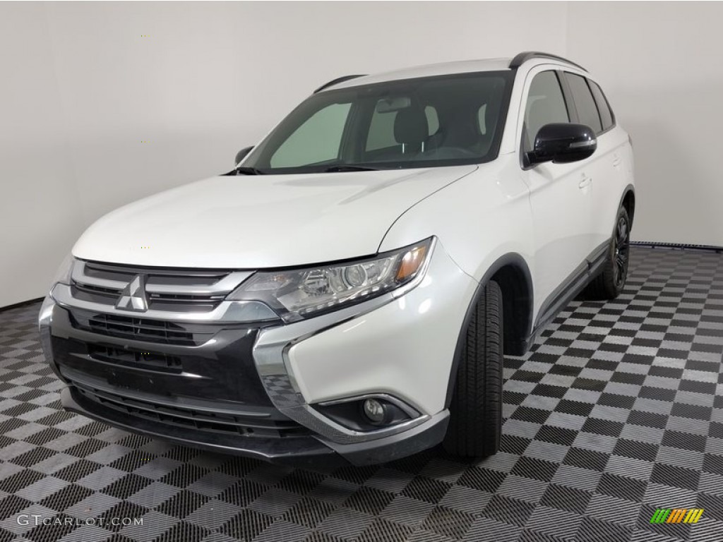 2018 Outlander LE - Diamond White Pearl / Black photo #6