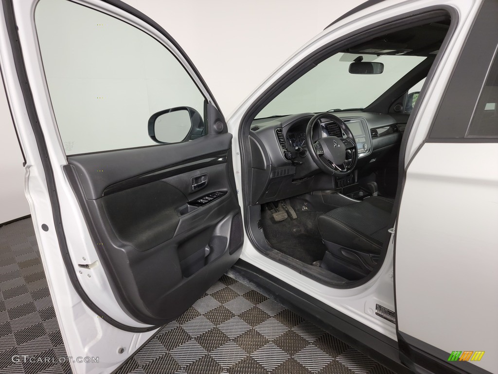 2018 Outlander LE - Diamond White Pearl / Black photo #14