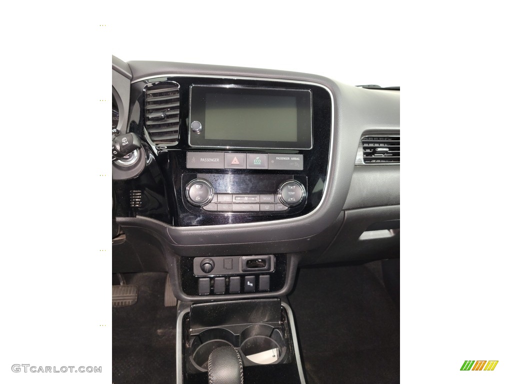 2018 Outlander LE - Diamond White Pearl / Black photo #22