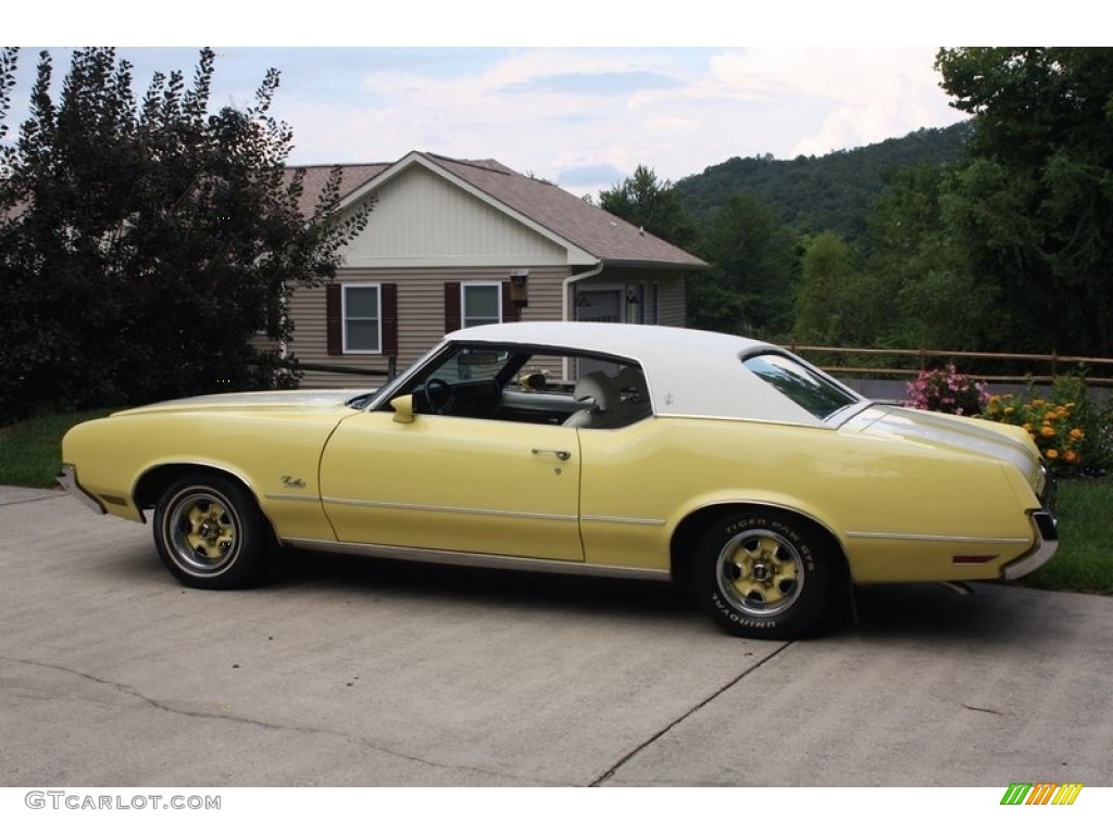 Sunfire Yellow 1972 Oldsmobile Cutlass Supreme Hardtop Coupe Exterior Photo #142686638