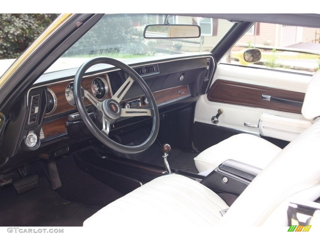 White Interior 1972 Oldsmobile Cutlass Supreme Hardtop Coupe Photo #142686724