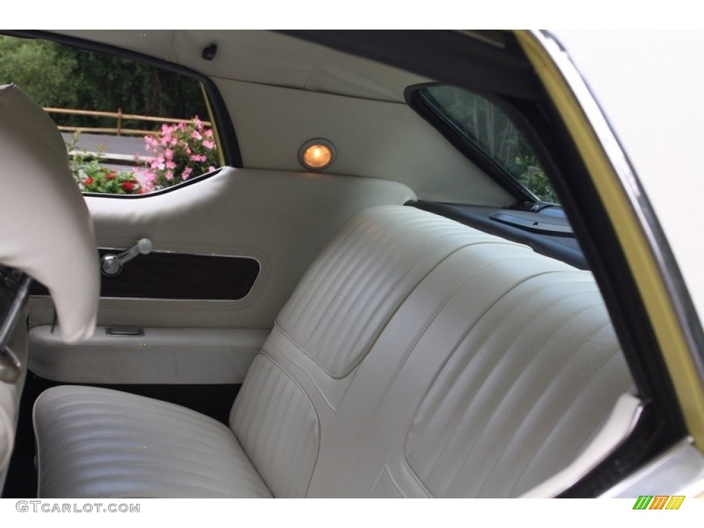 White Interior 1972 Oldsmobile Cutlass Supreme Hardtop Coupe Photo #142686742