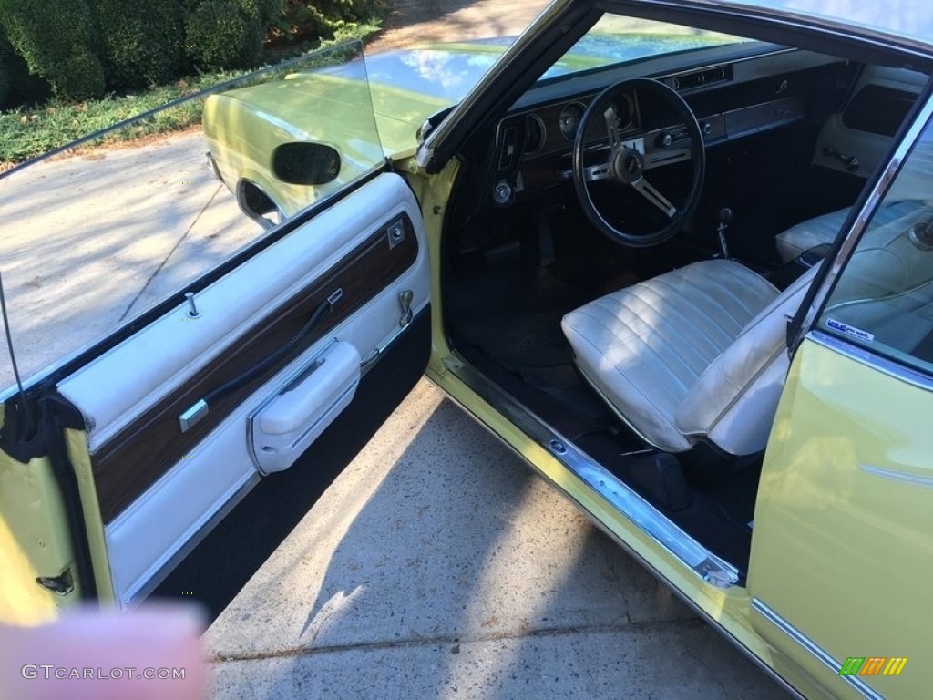 1972 Oldsmobile Cutlass Supreme Hardtop Coupe White Door Panel Photo #142686760
