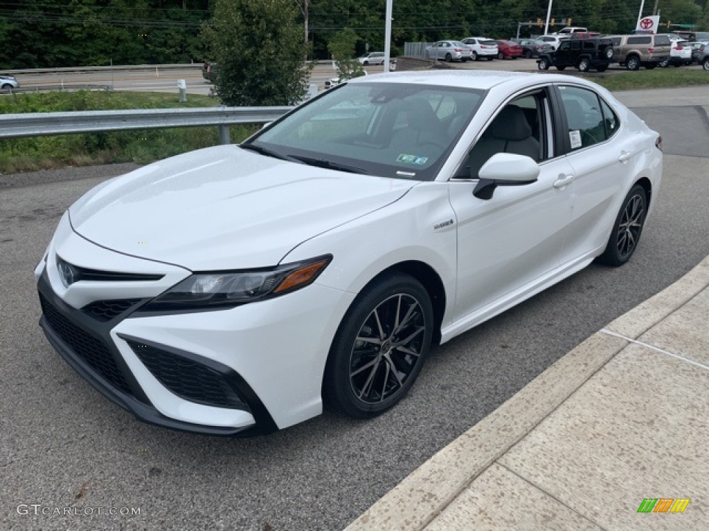 2021 Toyota Camry SE Hybrid Exterior Photos
