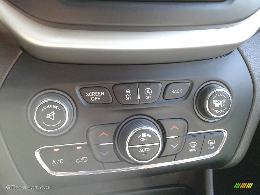 2017 Jeep Cherokee Overland 4x4 Controls Photo #142701332