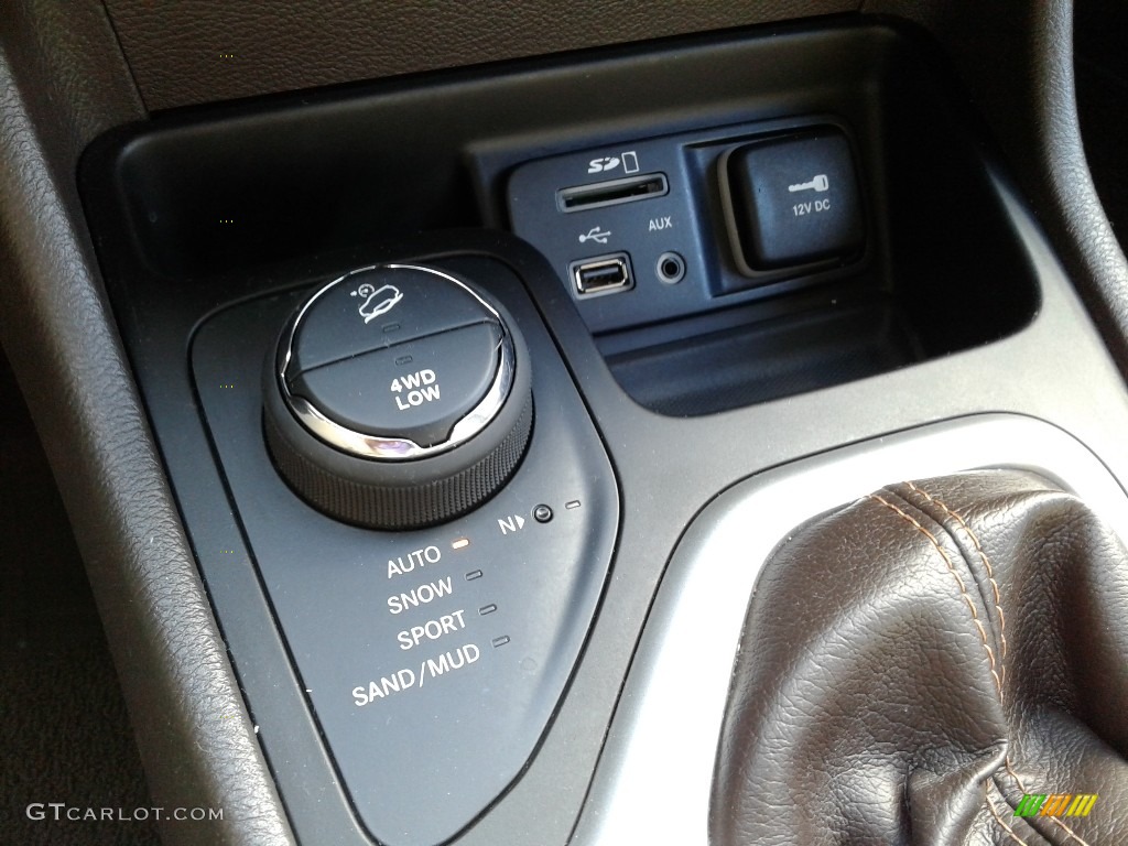 2017 Jeep Cherokee Overland 4x4 Controls Photos
