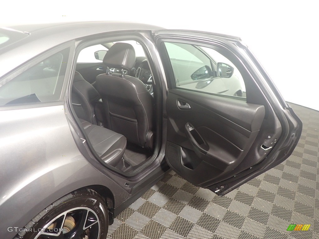 2014 Focus SE Sedan - Sterling Gray / Charcoal Black photo #35